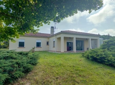 Propriété contemporaine sur 8.40 HA, prairies et petit bois avec 3 hangars pour environ 1200 M2 au sol