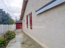 Coeur de village. Maison de charme et de caractere avec garage, atelier, cours, jardinet.