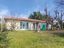 Maison traditionnelle de 150 M2 habitables plus 1 appartement de 50 M2 en semi sous-sol, 3000 M2 de jardin, piscine.