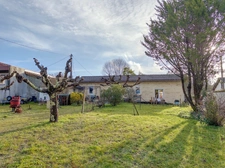 Villa d'environ 112 M2, proche commerces, jardin devant pour 950 M2, puits, garage attenant de 30 M2