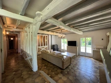 Belle villa traditionnelle avec piscine, terrasse couverte avec barbecue, garage et jardin arborée de 5500 M2