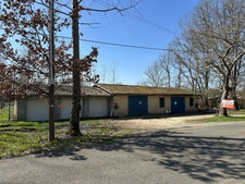 Ensemble de 5 garages, sortie de village