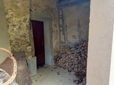 Coeur de village. Maison de charme et de caractere avec garage, atelier, bucher et bucolique jardin clos sur l'arriere.