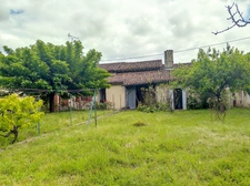 Coeur de village. Maison de charme et de caractere avec garage, atelier, bucher et bucolique jardin clos sur l'arriere.
