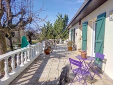 Maison traditionnelle de 150 M2 habitables plus 1 appartement de 50 M2 en semi sous-sol, 3000 M2 de jardin, piscine.