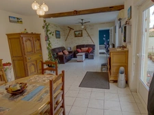 Villa d'environ 112 M2, proche commerces, jardin devant pour 950 M2, puits, garage attenant de 30 M2
