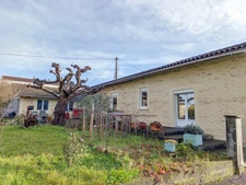 Villa d'environ 112 M2, proche commerces, jardin devant pour 950 M2, puits, garage attenant de 30 M2