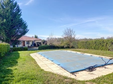 Maison traditionnelle de 150 M2 habitables plus 1 appartement de 50 M2 en semi sous-sol, 3000 M2 de jardin, piscine.