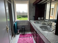 Propriété contemporaine sur 8.40 HA, prairies et petit bois avec 3 hangars pour environ 1200 M2 au sol