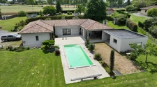 Villa contemporaine de 2017, 4 garages, carport, piscine, pool house, terrain boisé de 8450 M2.