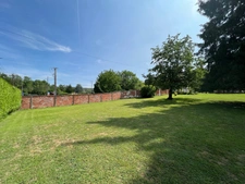 BEAU TERRAIN PLAT