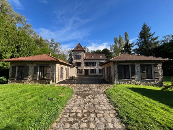297 m2 habitables sur terrain de 9000 m2 