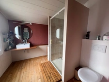 MAISON CENTRE DE BURIE TROIS CHAMBRES plus bureau avec entrée privative.
