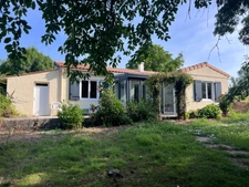 Maison à vendre 6 pièces SAINT SAUVANT (17)Avec terrain en zone U.