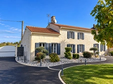 Maison à vendre Charmante maison en pierre de 176 avec dépendances et jardin paysager . AUTHON EBEON (17)