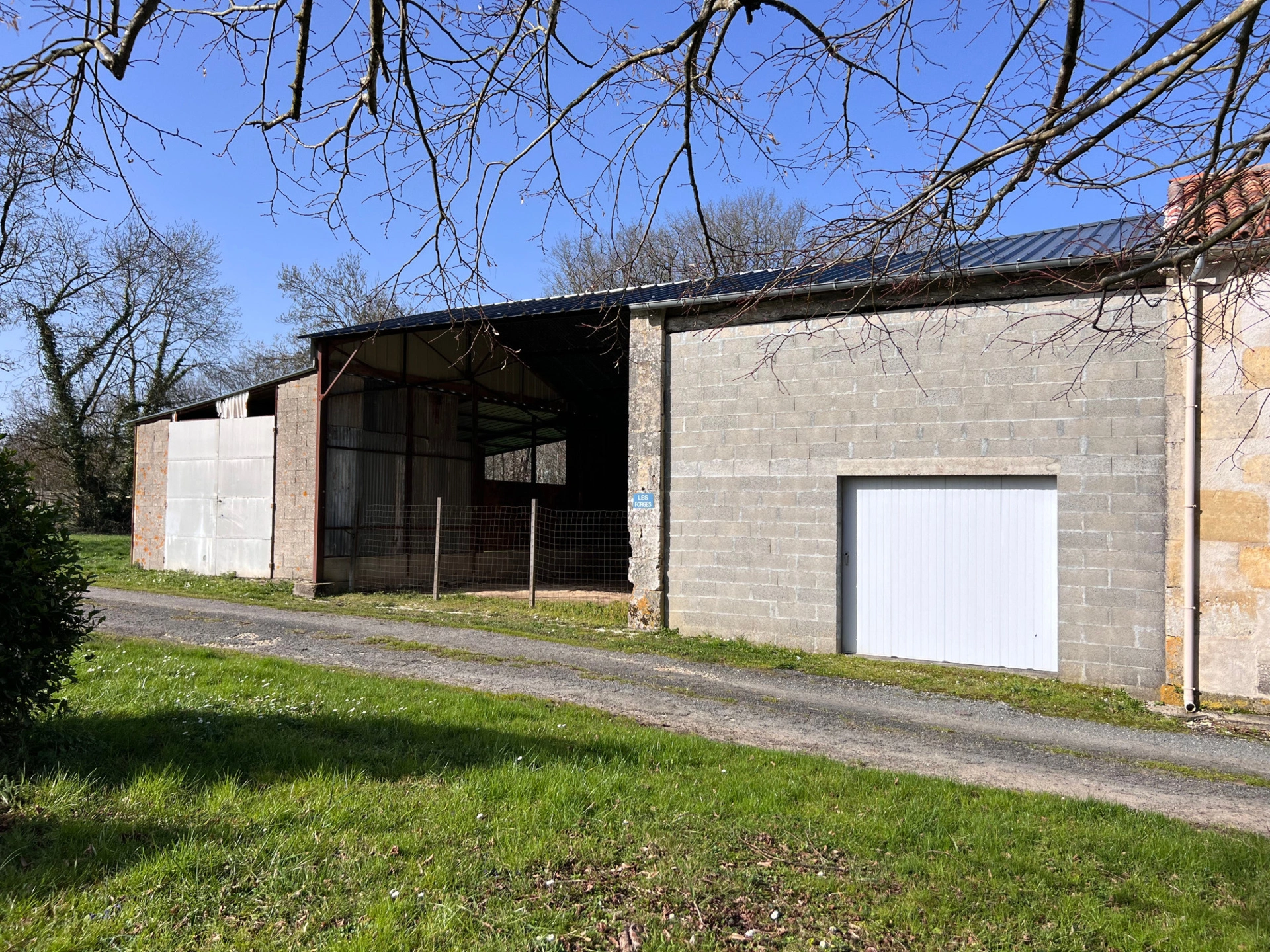 Maison 3 pièces 100 m² · à Burie · 100 m² · 57 000 €