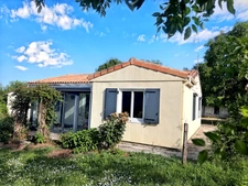 Maison à vendre 6 pièces SAINT SAUVANT (17)Avec terrain en zone U.