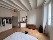 MAISON CENTRE DE BURIE TROIS CHAMBRES plus bureau avec entrée privative.