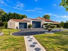 Maison à vendre Charmante maison en pierre de 176 avec dépendances et jardin paysager . AUTHON EBEON (17)