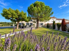 Maison à vendre Charmante maison en pierre de 176 avec dépendances et jardin paysager . AUTHON EBEON (17)