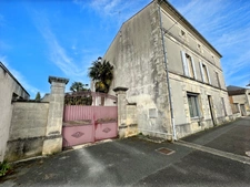 A VENDRE CENTRE MATHA MAISON EN PIERRE AVEC TERRAIN CLOS ET GARAGE 