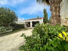 A VENDRE CENTRE MATHA MAISON EN PIERRE AVEC TERRAIN CLOS ET GARAGE 