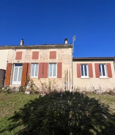 Maison d'habitation en pierre à vendre BURIE 17770 .