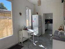 MAISON CENTRE DE BURIE TROIS CHAMBRES plus bureau avec entrée privative.