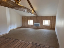 MAISON CENTRE DE BURIE TROIS CHAMBRES plus bureau avec entrée privative.