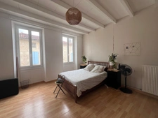 MAISON CENTRE DE BURIE TROIS CHAMBRES plus bureau avec entrée privative.