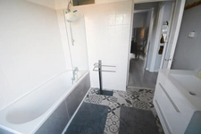 MAISON INDIVIDUELLE SPACIEUSE AVEC POTENTIEL - TERRASSE ET JARDIN