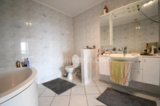 BELLE MAISON DE VILLAGE 200M2 - TERRAIN 6 ARES - GRAND GRENIER AMENAGEABLE DE 110M2 - 2 GARAGES 4 VOITURES
