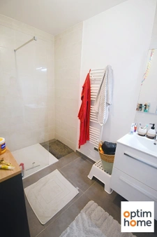 APPARTEMENT PLAIN PIED 50M2 ENVIRON - TERRASSE - PLACE DE PARKING PRIVATIVE - VENDU MEUBLE