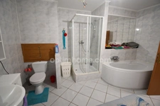 BELLE MAISON DE VILLAGE 200M2 - TERRAIN 6 ARES - GRAND GRENIER AMENAGEABLE DE 110M2 - 2 GARAGES 4 VOITURES