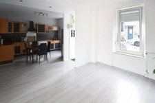 MAISON INDIVIDUELLE SPACIEUSE AVEC POTENTIEL - TERRASSE ET JARDIN