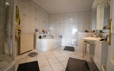 BELLE MAISON DE VILLAGE 200M2 - TERRAIN 6 ARES - GRAND GRENIER AMENAGEABLE DE 110M2 - 2 GARAGES 4 VOITURES