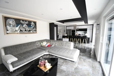 Superbe Maison Familiale Mitoyenne Rénovée en 2019 avec Piscine, Jardin et Prestations Haut de Gamme – Proche Luxembourg