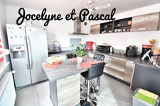 BELLE MAISON INDIVIDUELLE PLAIN PIED SURELEVE - 5 CHAMBRES - TERRAIN 6 ARES - GARAGE