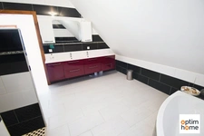 TRES BELLE MAISON INDIVIDUELLE - 4 CHAMBRES - 2 SALLES DE BAIN - 2 GARAGES - TERRAIN DE 25 ARES