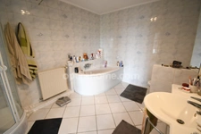 BELLE MAISON DE VILLAGE 200M2 - TERRAIN 6 ARES - GRAND GRENIER AMENAGEABLE DE 110M2 - 2 GARAGES 4 VOITURES