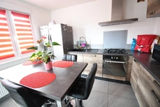 BELLE MAISON INDIVIDUELLE PLAIN PIED SURELEVE - 5 CHAMBRES - TERRAIN 6 ARES - GARAGE