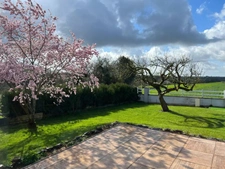 MAISON D’EXCEPTION 216 M² – 5 CHAMBRES + BUREAU – 2 SALLES DE BAIN – GARAGE 2 VOITURES – TERRAIN 2 146 M² – CALME ABSOLU ET VUE DÉGAGÉE