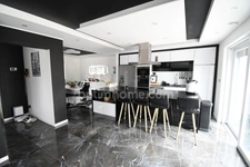 Superbe Maison Familiale Mitoyenne Rénovée en 2019 avec Piscine, Jardin et Prestations Haut de Gamme – Proche Luxembourg