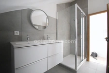 APPARTEMENT AU DEUXIEME ET DERNIER ETAGE - 2 CHAMBRES - PLACE PARKING - CAVE - 