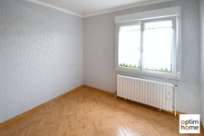 MAISON DE PLAIN PIED SURELEVE - VUE DEGAGEE - TERRAIN 12 ARES 37