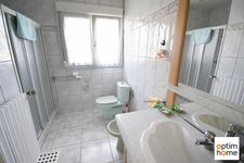 MAISON DE PLAIN PIED SURELEVE - VUE DEGAGEE - TERRAIN 12 ARES 37