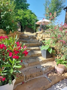 CHARMANTE FERMETTE EN PIERRE 205M2 - GRENIER 30M2 - GRAND GARAGE - TERRAIN DE PRESQUE 9 ARES