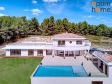Aix SUD - centre ville à 10 Mn, IBS à 15 mn. Vente superbe villa contemporaine de 2023 de 400 m2 exposée Sud, en position dominante avec vue dégagée, au calme et sans vis à vis