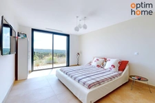 Aix SUD - centre ville à 10 Mn, IBS à 15 mn. Vente superbe villa contemporaine de 2023 de 400 m2 exposée Sud, en position dominante avec vue dégagée, au calme et sans vis à vis