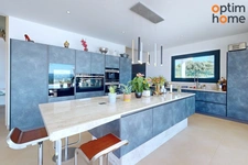Aix SUD - centre ville à 10 Mn, IBS à 15 mn. Vente superbe villa contemporaine de 2023 de 400 m2 exposée Sud, en position dominante avec vue dégagée, au calme et sans vis à vis